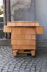 IGELRESIDENZ – Holzkiste mit Lärchenholz verkleidet, 76x81x86cm, 2023