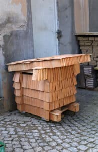 IGELRESIDENZ – Holzkiste mit Lärchenholz verkleidet, 76x81x86cm, 2023