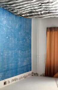 In einem Zimmer wurden die blauen Wände weiss überstrichen. Ganz neu ist bei einer Wand das Blau wieder hervorgeholt: Diese Wand wird zum Meer.