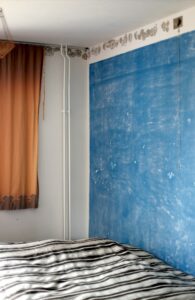 In einem Zimmer wurden die blauen Wände weiss überstrichen. Ganz neu ist bei einer Wand das Blau wieder hervorgeholt: Diese Wand wird zum Meer.