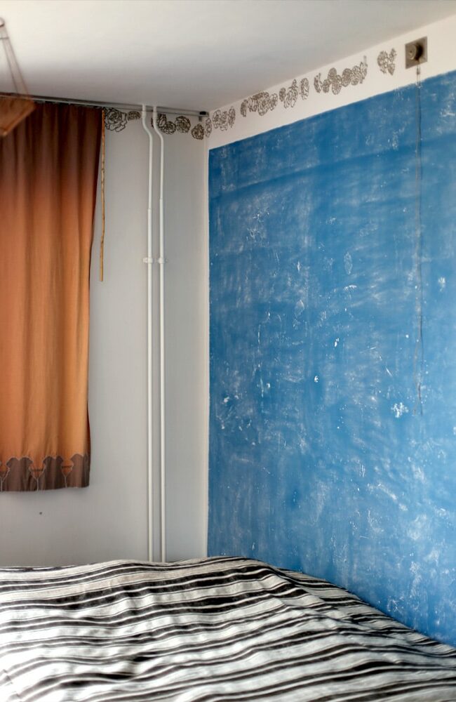 In einem Zimmer wurden die blauen Wände weiss überstrichen. Ganz neu ist bei einer Wand das Blau wieder hervorgeholt: Diese Wand wird zum Meer.