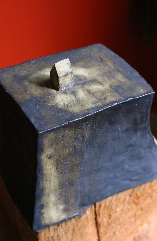 HAUS AUF DEM FELSEN, Detail – Ton gebrannt, glasiert, 2 Teile, Sockel Fichtenholz, 91x36x30cm, 2019