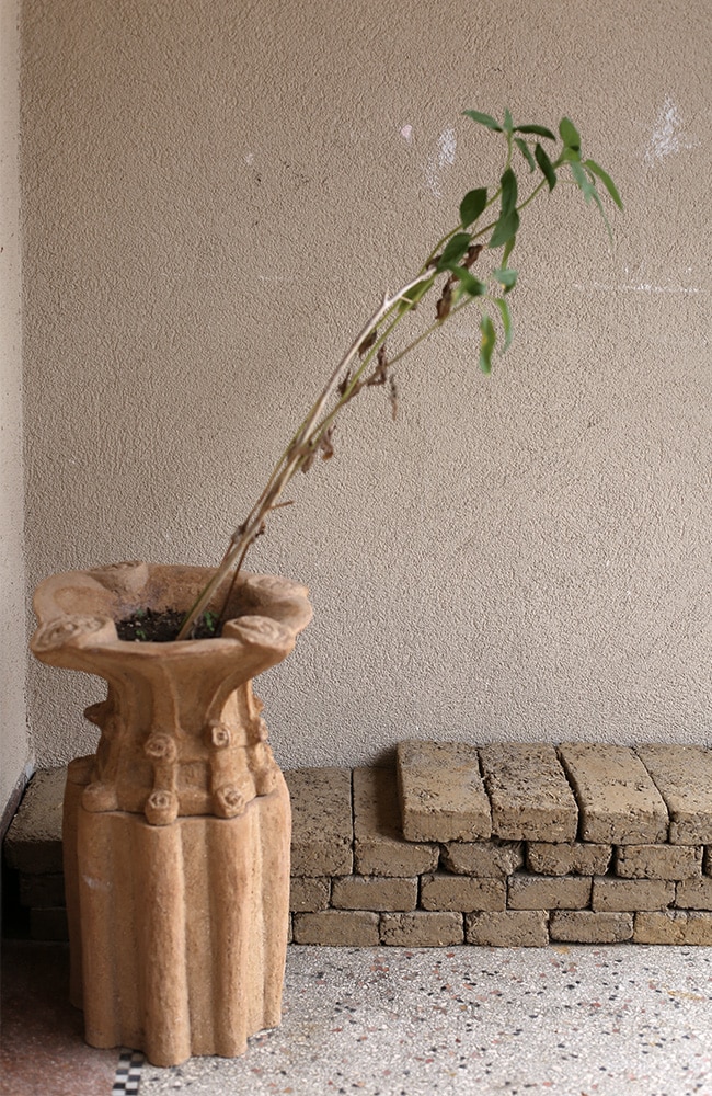 BLUMENTOPF – Ton gebrannt, teilweise transparent glasiert, 2 Teile, 51x36x34cm, 2020