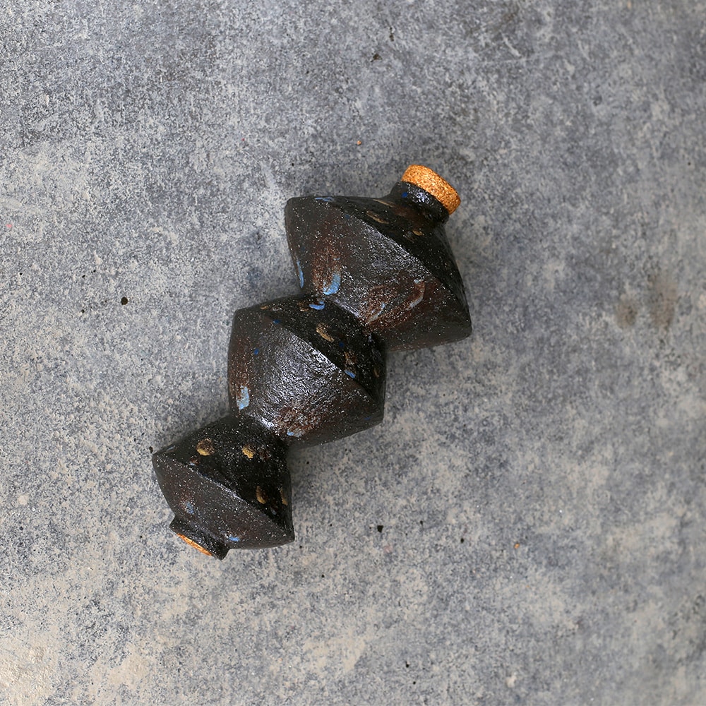 VERSTECK – Plastik Ton gebrannt, teilweise engobiert, Kork, 18x34x18m, 2021