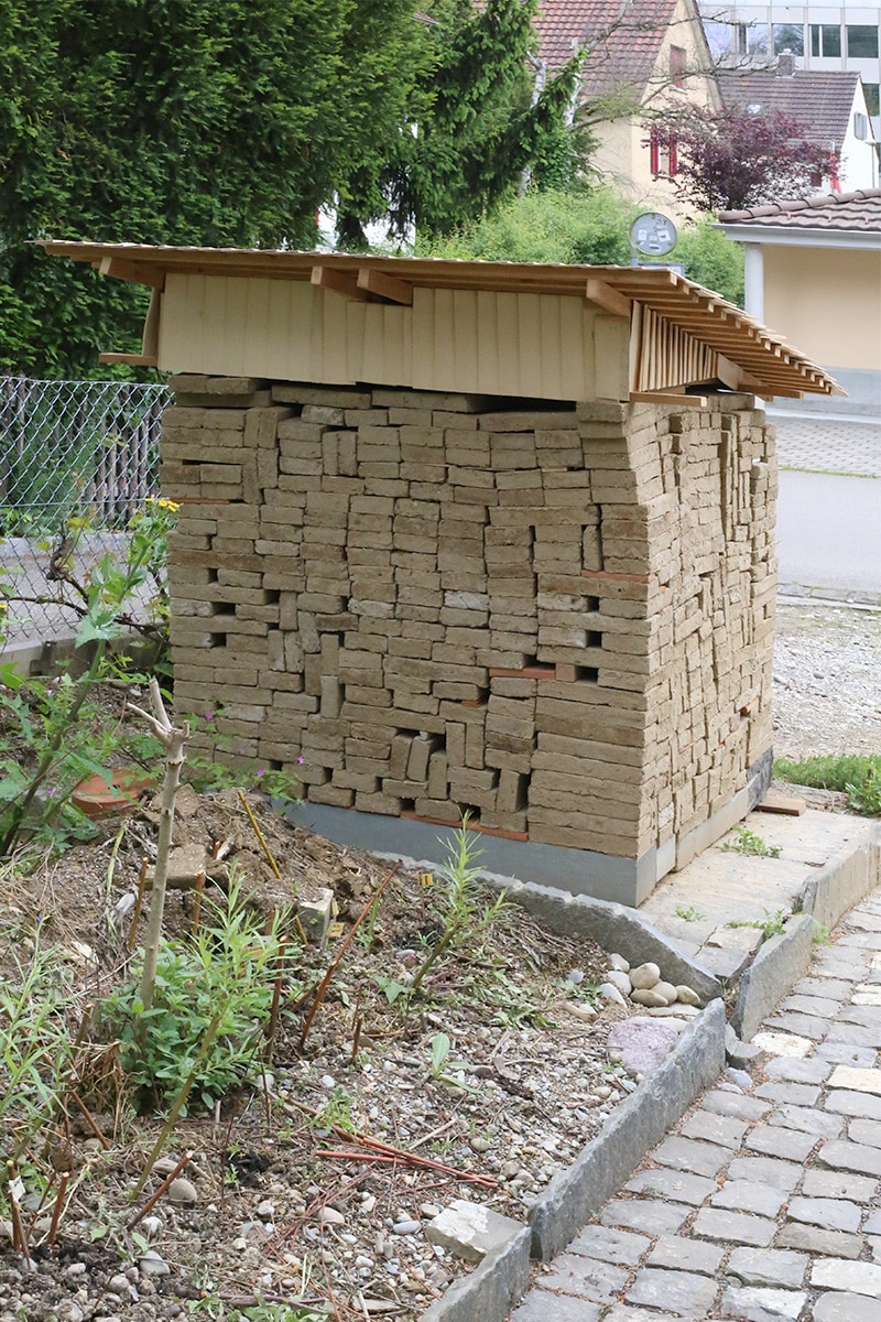 Warenlager aus Lehmsteinen vor dem Haus