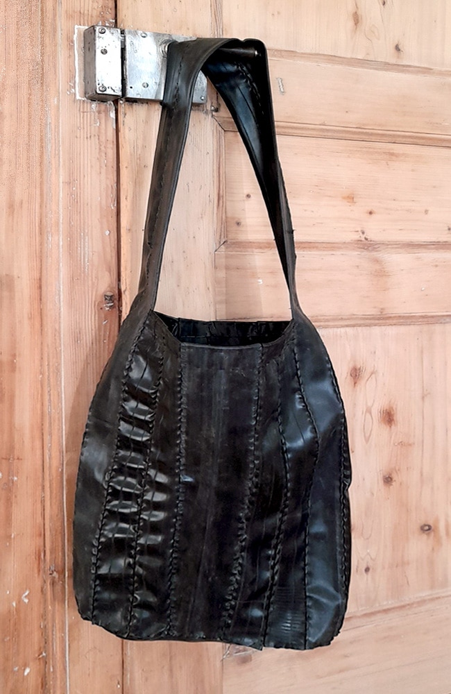 Tasche aus Veloschläuchen, von Hand genäht