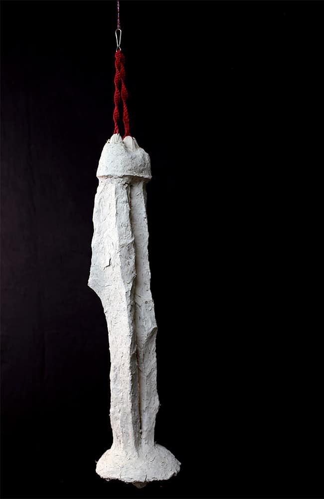 BEINE – Baumwollgewebe, Lehm, Strohhäcksel, Schnur, 120x24x24cm, 2022