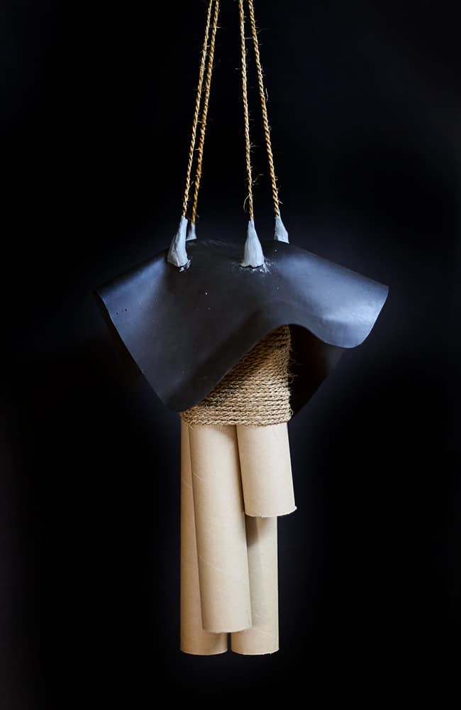 FLEDERMAUS – Kartonröhren, Gummimatte, Drahtgitter, Kokosschnur, Baumwachs, 95x35x35cm, 2022