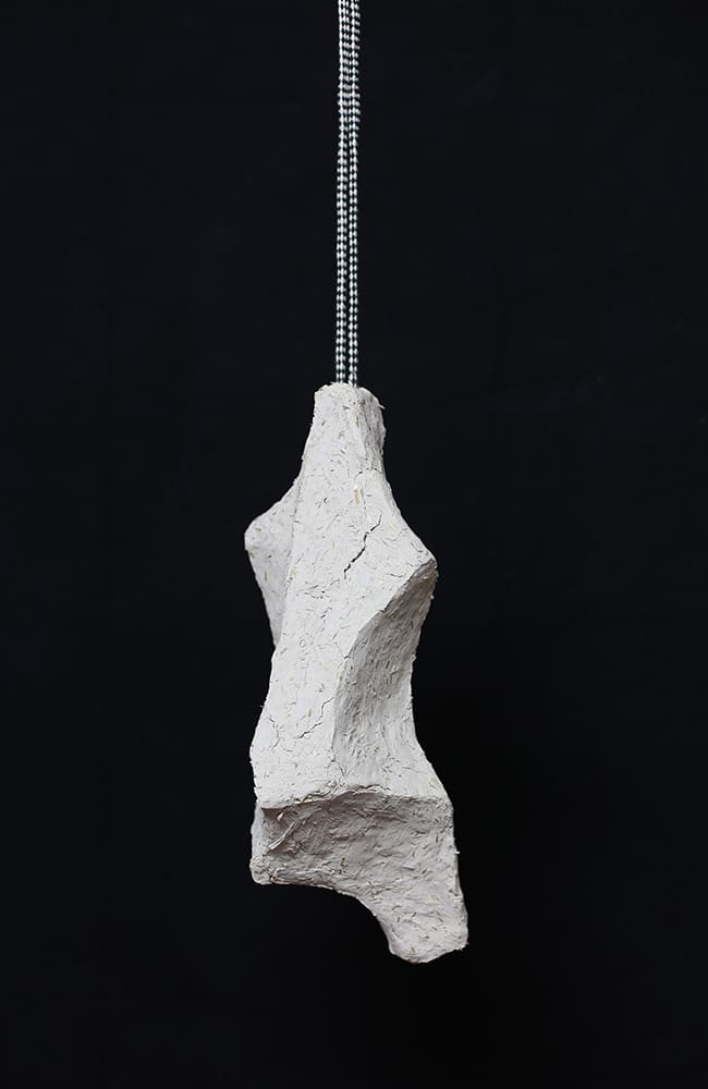 FLEISCHSTÜCK – Lehm/Stroh, Baumwolle, Schnur, 145x18x18cm, 2022