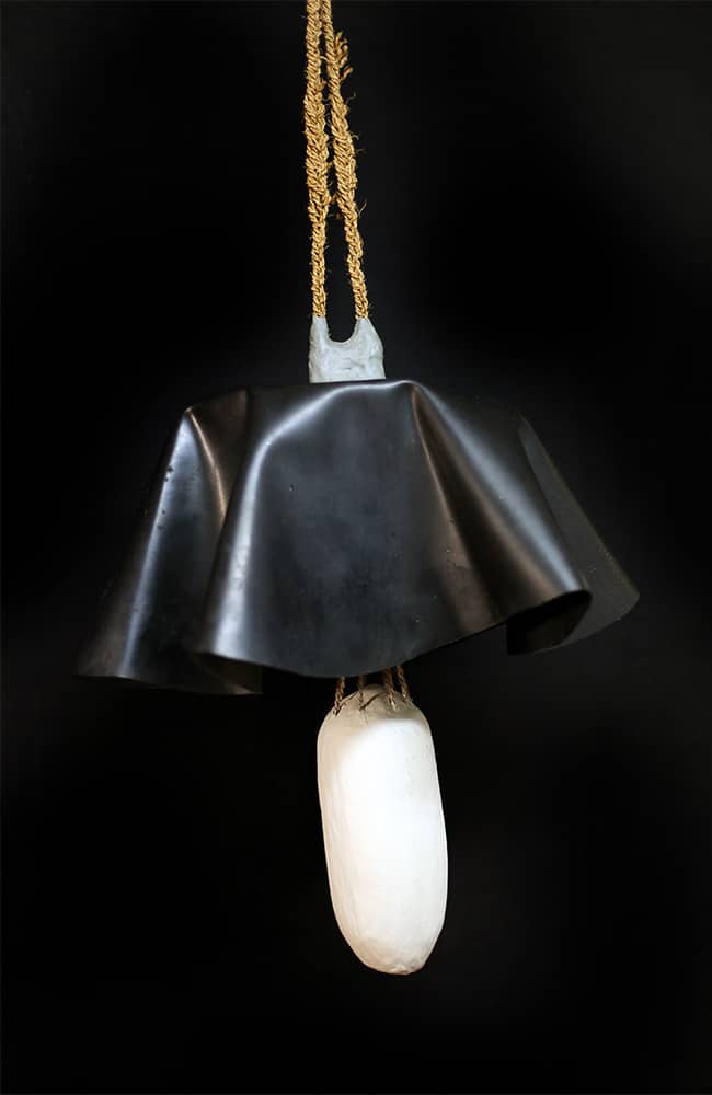 HUMMELHÖHLE – Lehm, Holz, Gummimatte, Kokosschnur, Baumwachs, 125x60x60cm, 2022