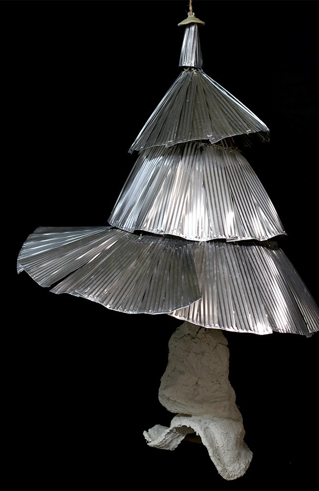 HUMMELHUT – Lehm, Weidenruten, Kokosschnur, Aluschindeln, 190x90x90cm, 2022