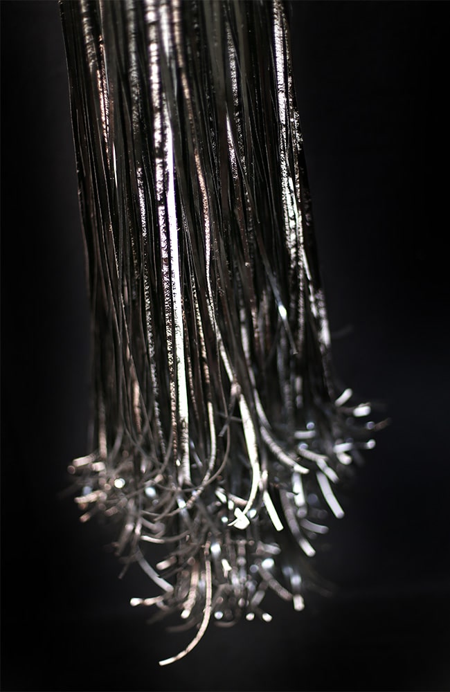 KUHSCHWANZ – Papier mit Asphaltlack bemalt, Schnur, 220x36x36cm, 2022