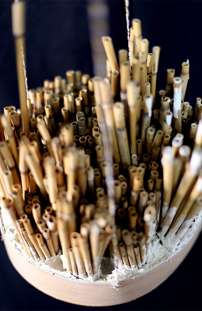 SCHILFKRONE – Schilf, Schnur, Lehm, Holz, Wachs, 120x31x25cm, 2022