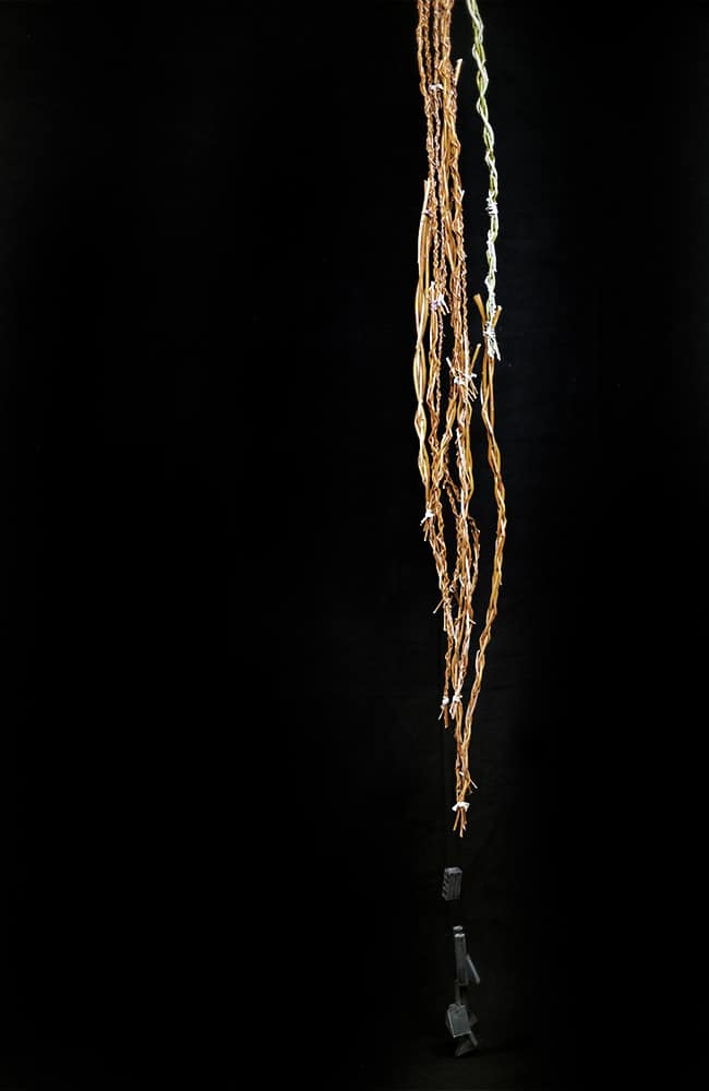 SCHWEIF MIT KLÖTZLI – Weidenruten geflochten, Bauklötzli, Oelfarbe, 260x25x25cm, 2022