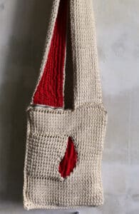 BLUTSTROPFEN – Baumwollgarn,
tunesisch gehäkelt,
Stoff, mit Reissverschluss, 88x26x3cm, 2021