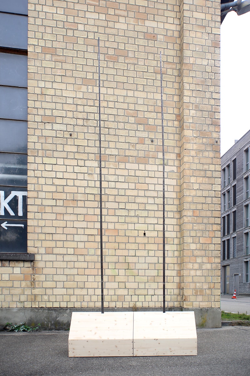 BLITZABLEITER – Objekt 2-teilig, geschmiedetes Eisen, Holzsockel, 410x160x60cm, 2023