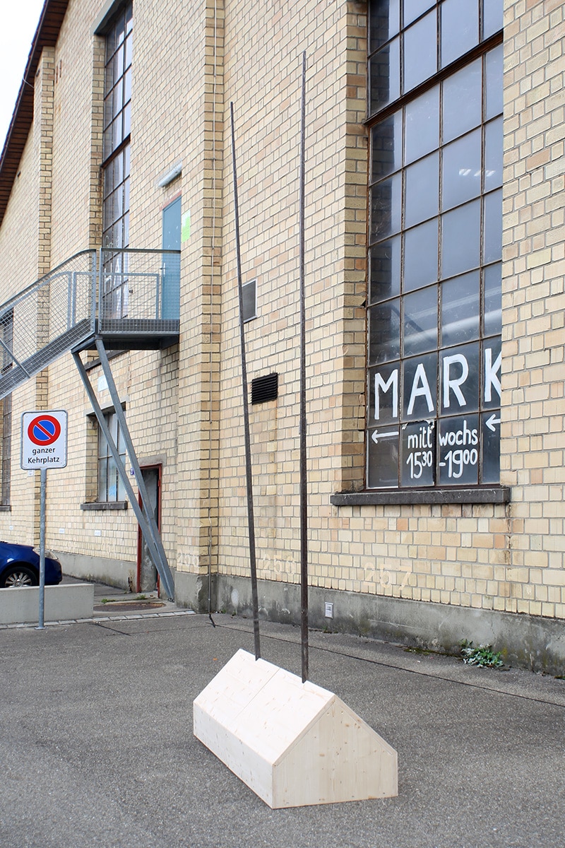 BLITZABLEITER – Objekt 2-teilig, geschmiedetes Eisen, Holzsockel, 410x160x60cm, 2023